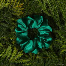 Load image into Gallery viewer, Elf x Kitsch Scrunchies 2pc White &amp; Green