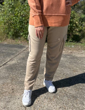 Load image into Gallery viewer, Royce Brand Traveler Melange Cargo Fleece Pants in Sand