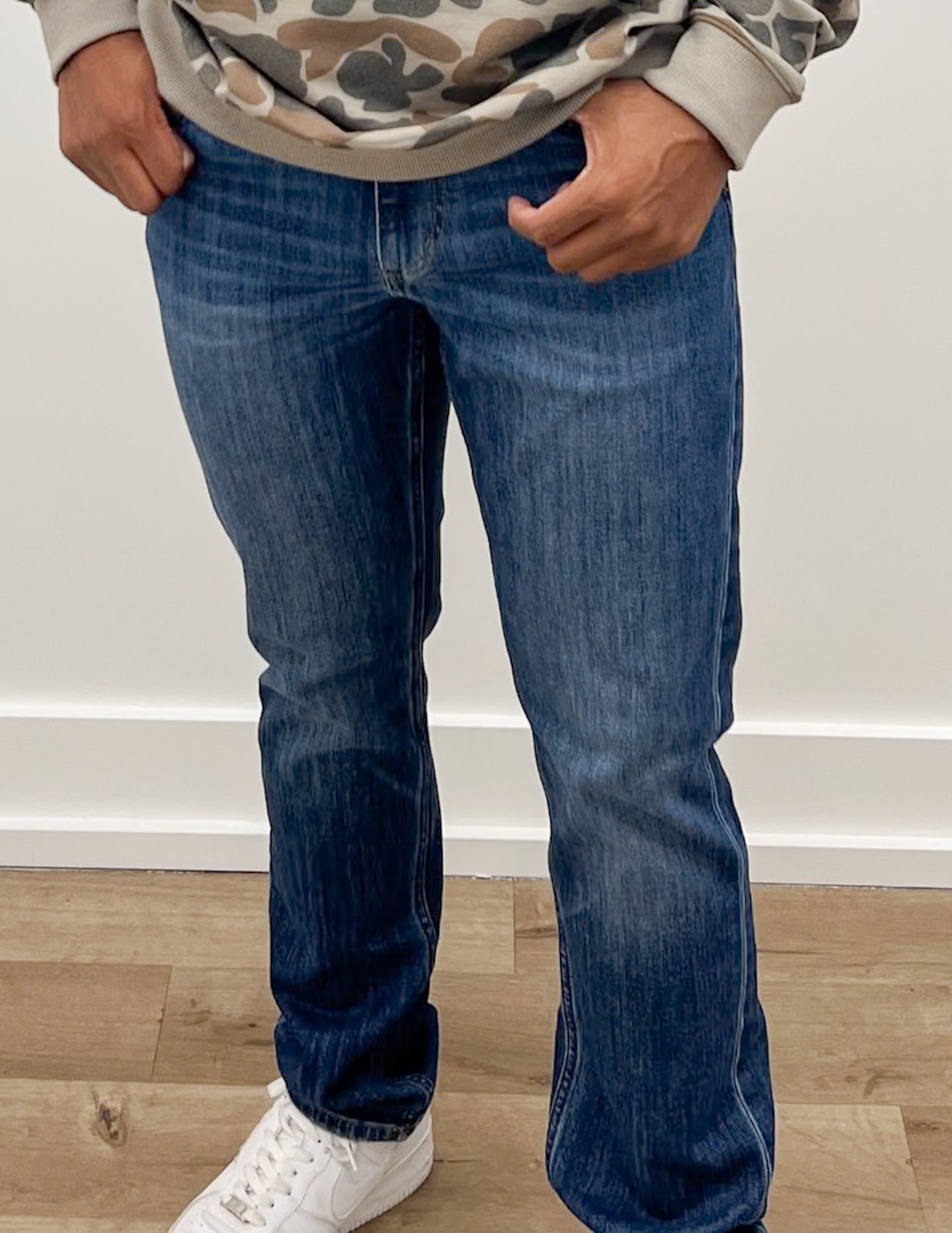 Vineyard Vines Slim Straight Denim in Vintage Wash