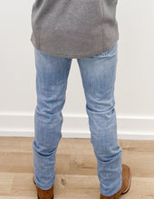 Load image into Gallery viewer, Vineyard Vines Slim Straight Denim in Vineyard Wash