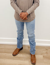 Load image into Gallery viewer, Vineyard Vines Slim Straight Denim in Vineyard Wash