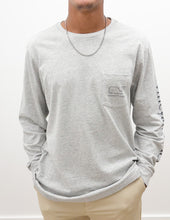 Load image into Gallery viewer, Vineyard Vines Vintage Whale LS Tee in Grey Heather