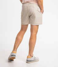 Load image into Gallery viewer, Southern Shirt Co. Men&#39;s Everyday Hybrid Shorts Pelican